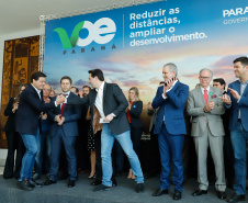 Um acordo assinado pelo governador Carlos Massa Ratinho Junior e o Grupo Latam Airlines vai abrir 71 novos voos no Estado. A empresa destaca que haverá ampliação de 17% das operações Paraná, fazendo do Estado o quarto maior mercado da companhia no Brasil. O anúncio feito nesta sexta-feira (30), no Palácio Iguaçu, em Curitiba.