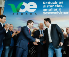 Um acordo assinado pelo governador Carlos Massa Ratinho Junior e o Grupo Latam Airlines vai abrir 71 novos voos no Estado. A empresa destaca que haverá ampliação de 17% das operações Paraná, fazendo do Estado o quarto maior mercado da companhia no Brasil. O anúncio feito nesta sexta-feira (30), no Palácio Iguaçu, em Curitiba.
