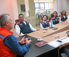 A Coordenadoria Estadual de Proteção e Defesa Civil recebeu nesta semana integrantes da Defesa Civil de Minas Gerais. Eles vieram conhecer a estrutura e os processos de trabalho do órgão paranaense, que é referência na área e possui um dos mais conhecidos sistemas do Brasil. A visita começou segunda-feira e se encerrou nesta sexta-feira (30). Foto: Divulgação/Defesa Civil