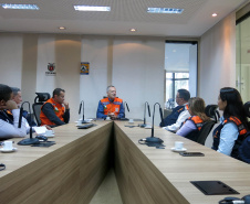 A Coordenadoria Estadual de Proteção e Defesa Civil recebeu nesta semana integrantes da Defesa Civil de Minas Gerais. Eles vieram conhecer a estrutura e os processos de trabalho do órgão paranaense, que é referência na área e possui um dos mais conhecidos sistemas do Brasil. A visita começou segunda-feira e se encerrou nesta sexta-feira (30). Foto: Divulgação/Defesa Civil