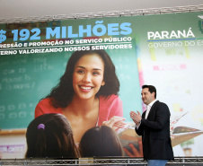 O governador Carlos Massa Ratinho Junior assinou, nesta sexta-feira (30), autorização para avanços de carreira de servidores estaduais. Foram autorizadas promoções e progressões para servidores da Educação e do Ensino Superior. 