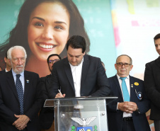 O governador Carlos Massa Ratinho Junior assinou, nesta sexta-feira (30), autorização para avanços de carreira de servidores estaduais. Foram autorizadas promoções e progressões para servidores da Educação e do Ensino Superior. 