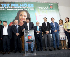 O governador Carlos Massa Ratinho Junior assinou, nesta sexta-feira (30), autorização para avanços de carreira de servidores estaduais. Foram autorizadas promoções e progressões para servidores da Educação e do Ensino Superior. 