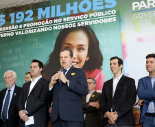 O governador Carlos Massa Ratinho Junior assinou, nesta sexta-feira (30), autorização para avanços de carreira de servidores estaduais. Foram autorizadas promoções e progressões para servidores da Educação e do Ensino Superior. 