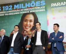 O governador Carlos Massa Ratinho Junior assinou, nesta sexta-feira (30), autorização para avanços de carreira de servidores estaduais. Foram autorizadas promoções e progressões para servidores da Educação e do Ensino Superior. 
