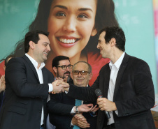O governador Carlos Massa Ratinho Junior assinou, nesta sexta-feira (30), autorização para avanços de carreira de servidores estaduais. Foram autorizadas promoções e progressões para servidores da Educação e do Ensino Superior. 