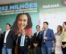 O governador Carlos Massa Ratinho Junior assinou, nesta sexta-feira (30), autorização para avanços de carreira de servidores estaduais. Foram autorizadas promoções e progressões para servidores da Educação e do Ensino Superior. 