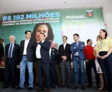 O governador Carlos Massa Ratinho Junior assinou, nesta sexta-feira (30), autorização para avanços de carreira de servidores estaduais. Foram autorizadas promoções e progressões para servidores da Educação e do Ensino Superior. 