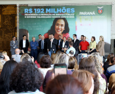 O governador Carlos Massa Ratinho Junior assinou, nesta sexta-feira (30), autorização para avanços de carreira de servidores estaduais. Foram autorizadas promoções e progressões para servidores da Educação e do Ensino Superior. 