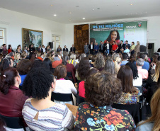 O governador Carlos Massa Ratinho Junior assinou, nesta sexta-feira (30), autorização para avanços de carreira de servidores estaduais. Foram autorizadas promoções e progressões para servidores da Educação e do Ensino Superior. 