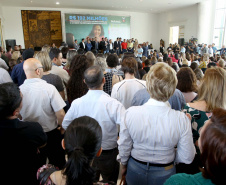 O governador Carlos Massa Ratinho Junior assinou, nesta sexta-feira (30), autorização para avanços de carreira de servidores estaduais. Foram autorizadas promoções e progressões para servidores da Educação e do Ensino Superior. 