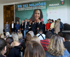 O governador Carlos Massa Ratinho Junior assinou, nesta sexta-feira (30), autorização para avanços de carreira de servidores estaduais. Foram autorizadas promoções e progressões para servidores da Educação e do Ensino Superior. 