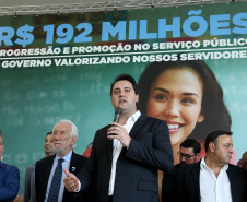 O governador Carlos Massa Ratinho Junior assinou, nesta sexta-feira (30), autorização para avanços de carreira de servidores estaduais. Foram autorizadas promoções e progressões para servidores da Educação e do Ensino Superior. 
