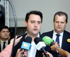 O governador Carlos Massa Ratinho Junior assinou, nesta sexta-feira (30), autorização para avanços de carreira de servidores estaduais. Foram autorizadas promoções e progressões para servidores da Educação e do Ensino Superior. 