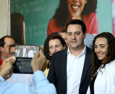 O governador Carlos Massa Ratinho Junior assinou, nesta sexta-feira (30), autorização para avanços de carreira de servidores estaduais. Foram autorizadas promoções e progressões para servidores da Educação e do Ensino Superior. 
