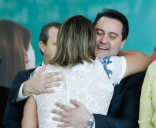 O governador Carlos Massa Ratinho Junior assinou, nesta sexta-feira (30), autorização para avanços de carreira de servidores estaduais. Foram autorizadas promoções e progressões para servidores da Educação e do Ensino Superior. 