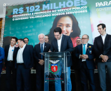 O governador Carlos Massa Ratinho Junior assinou, nesta sexta-feira (30), autorização para avanços de carreira de servidores estaduais. Foram autorizadas promoções e progressões para servidores da Educação e do Ensino Superior. 