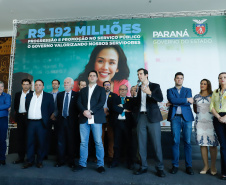 O governador Carlos Massa Ratinho Junior assinou, nesta sexta-feira (30), autorização para avanços de carreira de servidores estaduais. Foram autorizadas promoções e progressões para servidores da Educação e do Ensino Superior. 