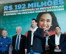 O governador Carlos Massa Ratinho Junior assinou, nesta sexta-feira (30), autorização para avanços de carreira de servidores estaduais. Foram autorizadas promoções e progressões para servidores da Educação e do Ensino Superior. 