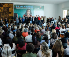 O governador Carlos Massa Ratinho Junior assinou, nesta sexta-feira (30), autorização para avanços de carreira de servidores estaduais. Foram autorizadas promoções e progressões para servidores da Educação e do Ensino Superior. 