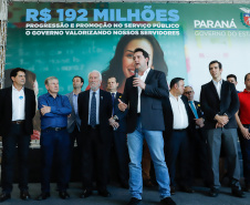 O governador Carlos Massa Ratinho Junior assinou, nesta sexta-feira (30), autorização para avanços de carreira de servidores estaduais. Foram autorizadas promoções e progressões para servidores da Educação e do Ensino Superior. 