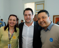 O governador Carlos Massa Ratinho Junior assinou, nesta sexta-feira (30), autorização para avanços de carreira de servidores estaduais. Foram autorizadas promoções e progressões para servidores da Educação e do Ensino Superior. 
