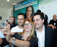 O governador Carlos Massa Ratinho Junior assinou, nesta sexta-feira (30), autorização para avanços de carreira de servidores estaduais. Foram autorizadas promoções e progressões para servidores da Educação e do Ensino Superior. 