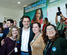 O governador Carlos Massa Ratinho Junior assinou, nesta sexta-feira (30), autorização para avanços de carreira de servidores estaduais. Foram autorizadas promoções e progressões para servidores da Educação e do Ensino Superior. 