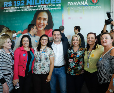 O governador Carlos Massa Ratinho Junior assinou, nesta sexta-feira (30), autorização para avanços de carreira de servidores estaduais. Foram autorizadas promoções e progressões para servidores da Educação e do Ensino Superior. 