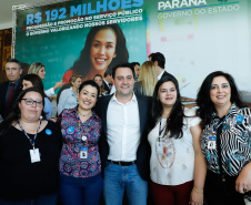 O governador Carlos Massa Ratinho Junior assinou, nesta sexta-feira (30), autorização para avanços de carreira de servidores estaduais. Foram autorizadas promoções e progressões para servidores da Educação e do Ensino Superior. 