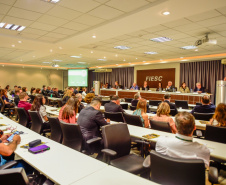 A Secretaria do Desenvolvimento Sustentável e do Turismo do Paraná recebeu o Troféu Onda Verde da 26ª edição do Prêmio Expressão de Ecologia, tradicional premiação ambiental do Sul do Brasil. O reconhecimento refere-se à concepção e implantação do Selo Clima Paraná, previsto na Política Estadual de Mudanças Climáticas, estabelecida por lei estadual. A premiação aconteceu nesta sexta-feira (30) em Florianópolis (SP). Foto: Mafalda Press