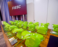 A Secretaria do Desenvolvimento Sustentável e do Turismo do Paraná recebeu o Troféu Onda Verde da 26ª edição do Prêmio Expressão de Ecologia, tradicional premiação ambiental do Sul do Brasil. O reconhecimento refere-se à concepção e implantação do Selo Clima Paraná, previsto na Política Estadual de Mudanças Climáticas, estabelecida por lei estadual. A premiação aconteceu nesta sexta-feira (30) em Florianópolis (SP). Foto: Mafalda Press