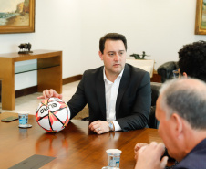 O governador Carlos Massa Ratinho Junior recebeu nesta sexta-feira (30), no Palácio Iguaçu, os jogadores dos times que disputam a final da Taça das Favelas, que acontece neste sábado (31), no Estádio Couto Pereira, em Curitiba. Visitaram o governador as duas equipes femininas, Parolin e Paloma, e as duas masculinas, Butiatumirim e Pilarzinho.