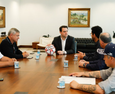 O governador Carlos Massa Ratinho Junior recebeu nesta sexta-feira (30), no Palácio Iguaçu, os jogadores dos times que disputam a final da Taça das Favelas, que acontece neste sábado (31), no Estádio Couto Pereira, em Curitiba. Visitaram o governador as duas equipes femininas, Parolin e Paloma, e as duas masculinas, Butiatumirim e Pilarzinho.