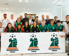 O governador Carlos Massa Ratinho Junior recebeu nesta sexta-feira (30), no Palácio Iguaçu, os jogadores dos times que disputam a final da Taça das Favelas, que acontece neste sábado (31), no Estádio Couto Pereira, em Curitiba. Visitaram o governador as duas equipes femininas, Parolin e Paloma, e as duas masculinas, Butiatumirim e Pilarzinho.