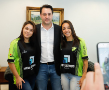 O governador Carlos Massa Ratinho Junior recebeu nesta sexta-feira (30), no Palácio Iguaçu, os jogadores dos times que disputam a final da Taça das Favelas, que acontece neste sábado (31), no Estádio Couto Pereira, em Curitiba. Visitaram o governador as duas equipes femininas, Parolin e Paloma, e as duas masculinas, Butiatumirim e Pilarzinho.