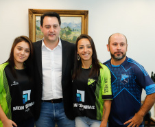 O governador Carlos Massa Ratinho Junior recebeu nesta sexta-feira (30), no Palácio Iguaçu, os jogadores dos times que disputam a final da Taça das Favelas, que acontece neste sábado (31), no Estádio Couto Pereira, em Curitiba. Visitaram o governador as duas equipes femininas, Parolin e Paloma, e as duas masculinas, Butiatumirim e Pilarzinho.