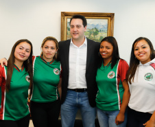 O governador Carlos Massa Ratinho Junior recebeu nesta sexta-feira (30), no Palácio Iguaçu, os jogadores dos times que disputam a final da Taça das Favelas, que acontece neste sábado (31), no Estádio Couto Pereira, em Curitiba. Visitaram o governador as duas equipes femininas, Parolin e Paloma, e as duas masculinas, Butiatumirim e Pilarzinho.