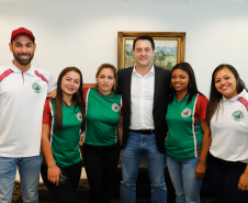 O governador Carlos Massa Ratinho Junior recebeu nesta sexta-feira (30), no Palácio Iguaçu, os jogadores dos times que disputam a final da Taça das Favelas, que acontece neste sábado (31), no Estádio Couto Pereira, em Curitiba. Visitaram o governador as duas equipes femininas, Parolin e Paloma, e as duas masculinas, Butiatumirim e Pilarzinho.