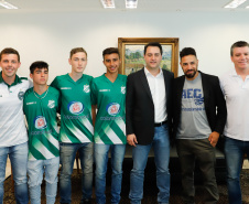 O governador Carlos Massa Ratinho Junior recebeu nesta sexta-feira (30), no Palácio Iguaçu, os jogadores dos times que disputam a final da Taça das Favelas, que acontece neste sábado (31), no Estádio Couto Pereira, em Curitiba. Visitaram o governador as duas equipes femininas, Parolin e Paloma, e as duas masculinas, Butiatumirim e Pilarzinho.