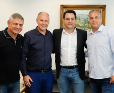 O governador Carlos Massa Ratinho Junior recebeu nesta sexta-feira (30), no Palácio Iguaçu, os jogadores dos times que disputam a final da Taça das Favelas, que acontece neste sábado (31), no Estádio Couto Pereira, em Curitiba. Visitaram o governador as duas equipes femininas, Parolin e Paloma, e as duas masculinas, Butiatumirim e Pilarzinho.