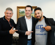 O governador Carlos Massa Ratinho Junior recebeu nesta sexta-feira (30), no Palácio Iguaçu, os jogadores dos times que disputam a final da Taça das Favelas, que acontece neste sábado (31), no Estádio Couto Pereira, em Curitiba. Visitaram o governador as duas equipes femininas, Parolin e Paloma, e as duas masculinas, Butiatumirim e Pilarzinho.