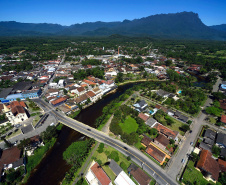 Foi apresentada na Defesa Civil, no Palácio das Araucárias, nesta quinta-feira (29), a Carta
Geotécnica Síntese que trata da adequalbilidade a ocupação na Região Leste da Serra do Mar,
elaborada pelo Núcleo de Geologia da Defesa Civil Estadual. A Carta engloba as áreas
suscetíveis em Morretes e Paranaguá, tendo em vista a prevenção de possíveis ocorrências de
desastres naturais nestes municípios que foram fortemente afetados no desastre de 2011. Foto: Denis Ferreira Netto/SEDEST