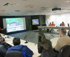 Foi apresentada na Defesa Civil, no Palácio das Araucárias, nesta quinta-feira (29), a Carta
Geotécnica Síntese que trata da adequalbilidade a ocupação na Região Leste da Serra do Mar,
elaborada pelo Núcleo de Geologia da Defesa Civil Estadual. A Carta engloba as áreas
suscetíveis em Morretes e Paranaguá, tendo em vista a prevenção de possíveis ocorrências de
desastres naturais nestes municípios que foram fortemente afetados no desastre de 2011. Foto: Divulgação/SEDEST