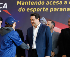 O governador Carlos Massa Ratinho Junior lançou nesta segunda-feira (2), em cerimônia no Palácio Iguaçu, o programa Geração Olímpica, que só neste ano garantirá 1.252 bolsas esportivas nas modalidades olímpicas e paralímpicas para jovens promessas, atletas de renome mundial e técnicos. A Companhia Paranaense de Energia (Copel), patrocinadora da iniciativa, investe R$ 4,75 milhões. É o maior programa de bolsa-atleta do País, em nível estadual.