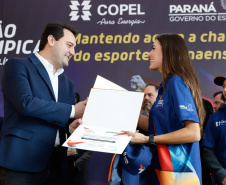 O governador Carlos Massa Ratinho Junior lançou nesta segunda-feira (2), em cerimônia no Palácio Iguaçu, o programa Geração Olímpica, que só neste ano garantirá 1.252 bolsas esportivas nas modalidades olímpicas e paralímpicas para jovens promessas, atletas de renome mundial e técnicos. A Companhia Paranaense de Energia (Copel), patrocinadora da iniciativa, investe R$ 4,75 milhões. É o maior programa de bolsa-atleta do País, em nível estadual.