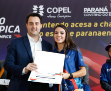 O governador Carlos Massa Ratinho Junior lançou nesta segunda-feira (2), em cerimônia no Palácio Iguaçu, o programa Geração Olímpica, que só neste ano garantirá 1.252 bolsas esportivas nas modalidades olímpicas e paralímpicas para jovens promessas, atletas de renome mundial e técnicos. A Companhia Paranaense de Energia (Copel), patrocinadora da iniciativa, investe R$ 4,75 milhões. É o maior programa de bolsa-atleta do País, em nível estadual.