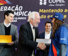 O governador Carlos Massa Ratinho Junior lançou nesta segunda-feira (2), em cerimônia no Palácio Iguaçu, o programa Geração Olímpica, que só neste ano garantirá 1.252 bolsas esportivas nas modalidades olímpicas e paralímpicas para jovens promessas, atletas de renome mundial e técnicos. A Companhia Paranaense de Energia (Copel), patrocinadora da iniciativa, investe R$ 4,75 milhões. É o maior programa de bolsa-atleta do País, em nível estadual.