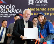 O governador Carlos Massa Ratinho Junior lançou nesta segunda-feira (2), em cerimônia no Palácio Iguaçu, o programa Geração Olímpica, que só neste ano garantirá 1.252 bolsas esportivas nas modalidades olímpicas e paralímpicas para jovens promessas, atletas de renome mundial e técnicos. A Companhia Paranaense de Energia (Copel), patrocinadora da iniciativa, investe R$ 4,75 milhões. É o maior programa de bolsa-atleta do País, em nível estadual.