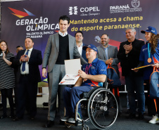 O governador Carlos Massa Ratinho Junior lançou nesta segunda-feira (2), em cerimônia no Palácio Iguaçu, o programa Geração Olímpica, que só neste ano garantirá 1.252 bolsas esportivas nas modalidades olímpicas e paralímpicas para jovens promessas, atletas de renome mundial e técnicos. A Companhia Paranaense de Energia (Copel), patrocinadora da iniciativa, investe R$ 4,75 milhões. É o maior programa de bolsa-atleta do País, em nível estadual.
